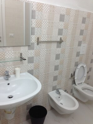 Chambre Deluxe | Salle de bain | Douche, sèche-cheveux, peignoirs, serviettes fournies