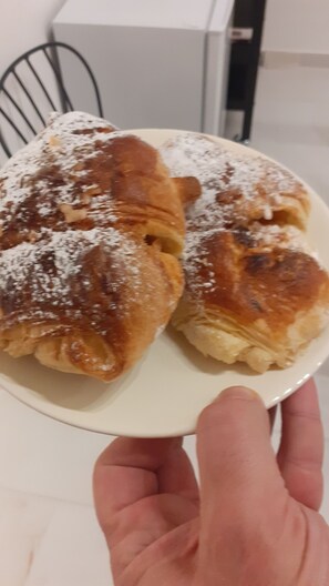 Petit déjeuner complet servi tous les jours en supplément