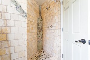 Een douche, een haardroger, handdoeken