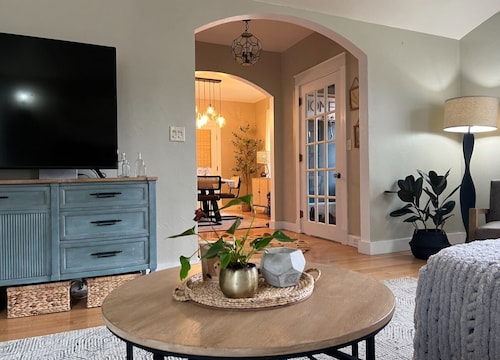 Cody's Downtown Den - DOWNTOWN - New listing & Pets Welcomed!