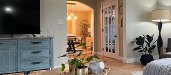 Cody's Downtown Den - DOWNTOWN - New listing & Pets Welcomed!