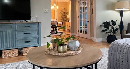 Cody's Downtown Den - DOWNTOWN - New listing & Pets Welcomed!