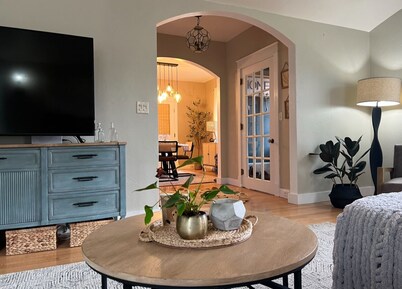 Cody's Downtown Den - DOWNTOWN - New listing & Pets Welcomed!