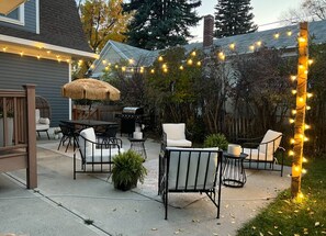 Outdoor dining - Cody's Downtown Den - DOWNTOWN - New listing & Pets Welcomed! (Cody)