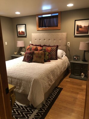 4 bedrooms, iron/ironing board, WiFi, bed sheets - Cody's Downtown Den - DOWNTOWN - New listing & Pets Welcomed! (Cody)