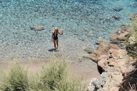 Una playa cerca, sombrillas. Canal Suites