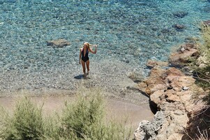 Una playa cerca, sombrillas