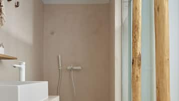 Deluxe tweepersoonskamer, uitzicht op zee, op benedenverdieping | Badkamer | Een douche, een haardroger, pantoffels, handdoeken