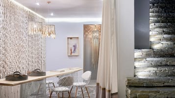 Experience the perfect blend of natural textures and modern design in this inviting space, featuring a unique wall pattern, a cozy reading nook, and a stylish staircase.