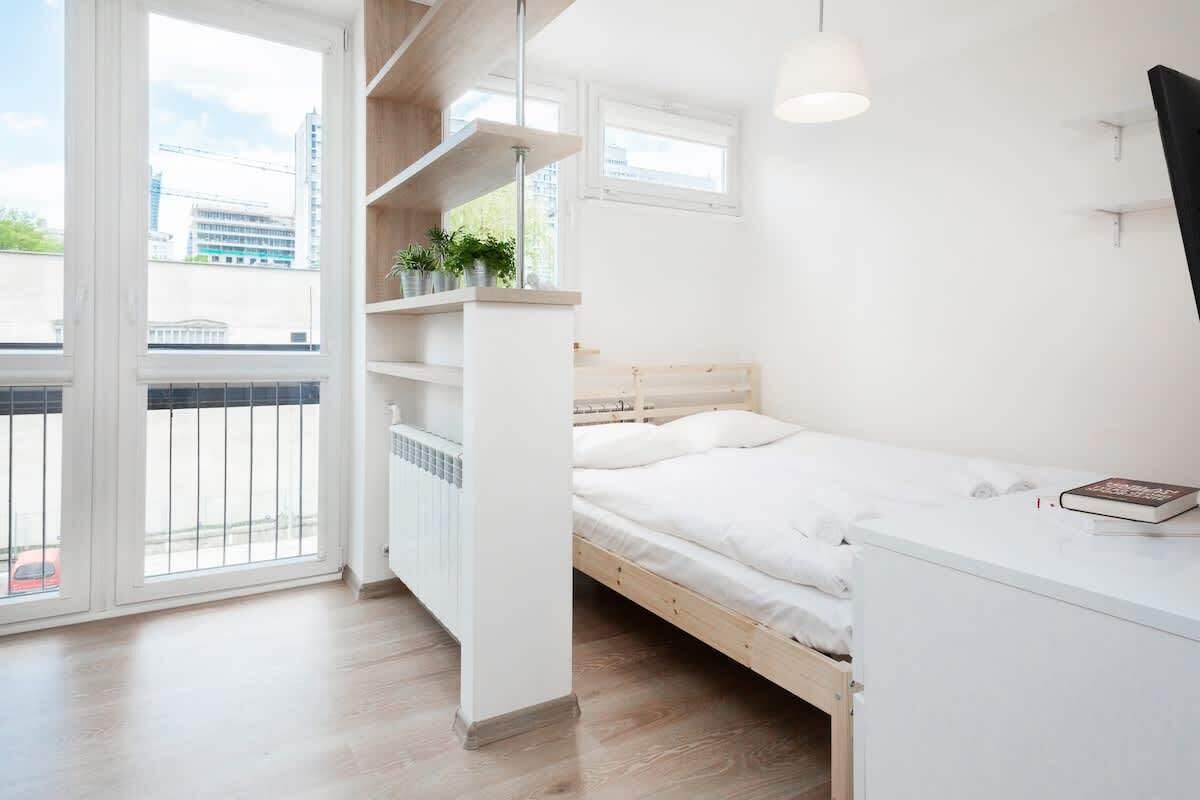 Een strijkplank/strijkijzer, wifi, beddengoed