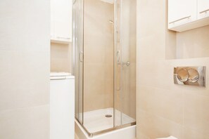 Shower, hair dryer, towels, shampoo