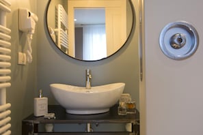 Doppelzimmer (Mid-Summer Night) | Badezimmer | Dusche, Regendusche, kostenlose Toilettenartikel, Haartrockner