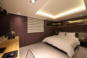A modern hotel room with a large bed, a desk with a computer, and a chair. - Hotel Cheese Ulsan Samsan (Ulsan)