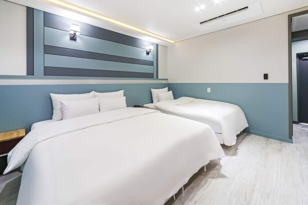 VIP Twin Room | Premium bedding, down comforters, desk, laptop workspace
