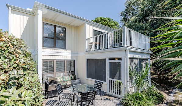 Outdoor dining - Bayside Beach House located on the Green! (Miramar Beach)