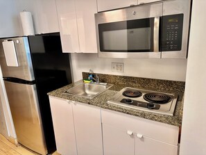 Wasserkocher mit Kaffee-/Teezubehör, Kühlschrank, Mikrowelle, Toaster