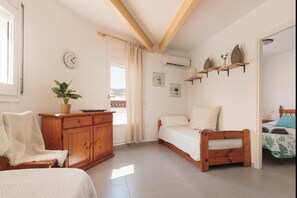 4 bedrooms, iron/ironing board, internet, bed sheets