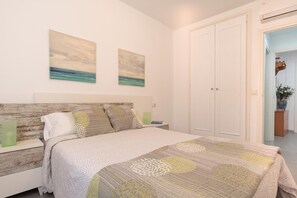 4 bedrooms, iron/ironing board, internet, bed sheets