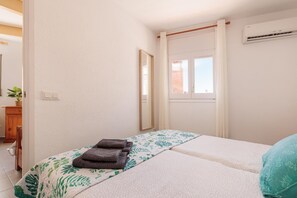 4 bedrooms, iron/ironing board, internet, bed sheets - DUPLEX APARTMENT TOSSA Near Beach (Tossa de Mar)