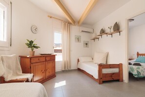 4 slaapkamers, een strijkplank/strijkijzer, internet, beddengoed