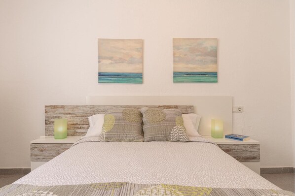4 bedrooms, iron/ironing board, internet, bed sheets