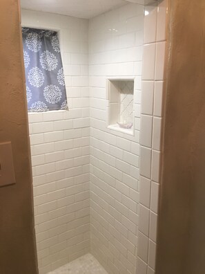 Douche, sĂšche-cheveux, serviettes fournies, savon