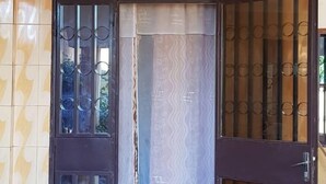 Una puerta con un panel de vidrio y una cortina.