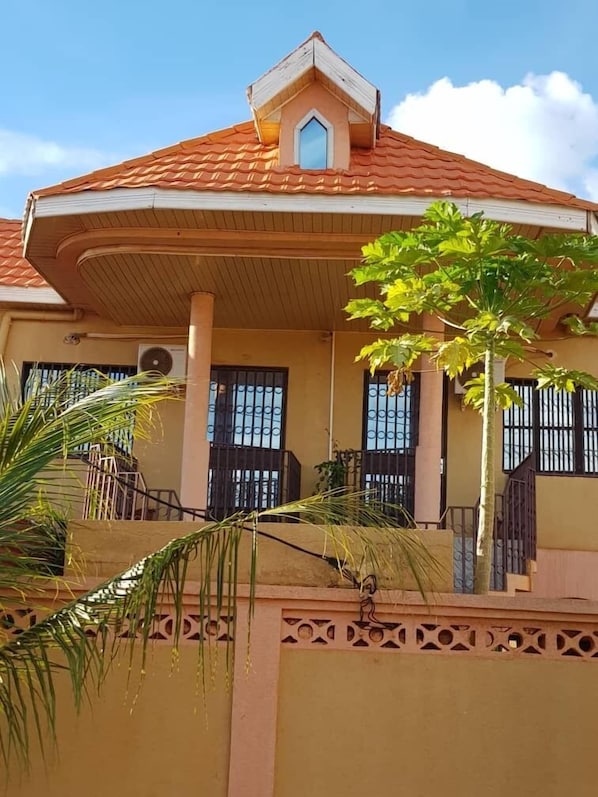 Vista frontal de la propiedad