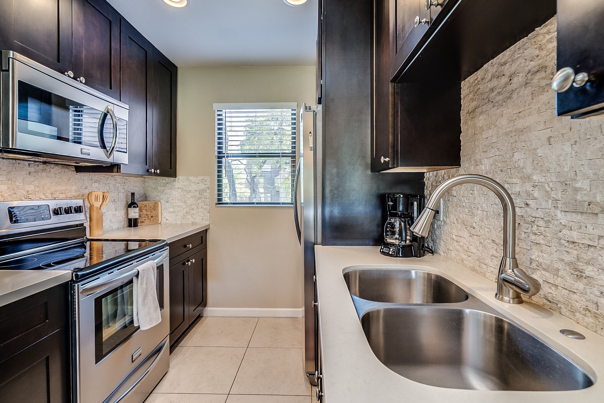 Réfrigérateur, four à micro-ondes, un four, surface de cuisson