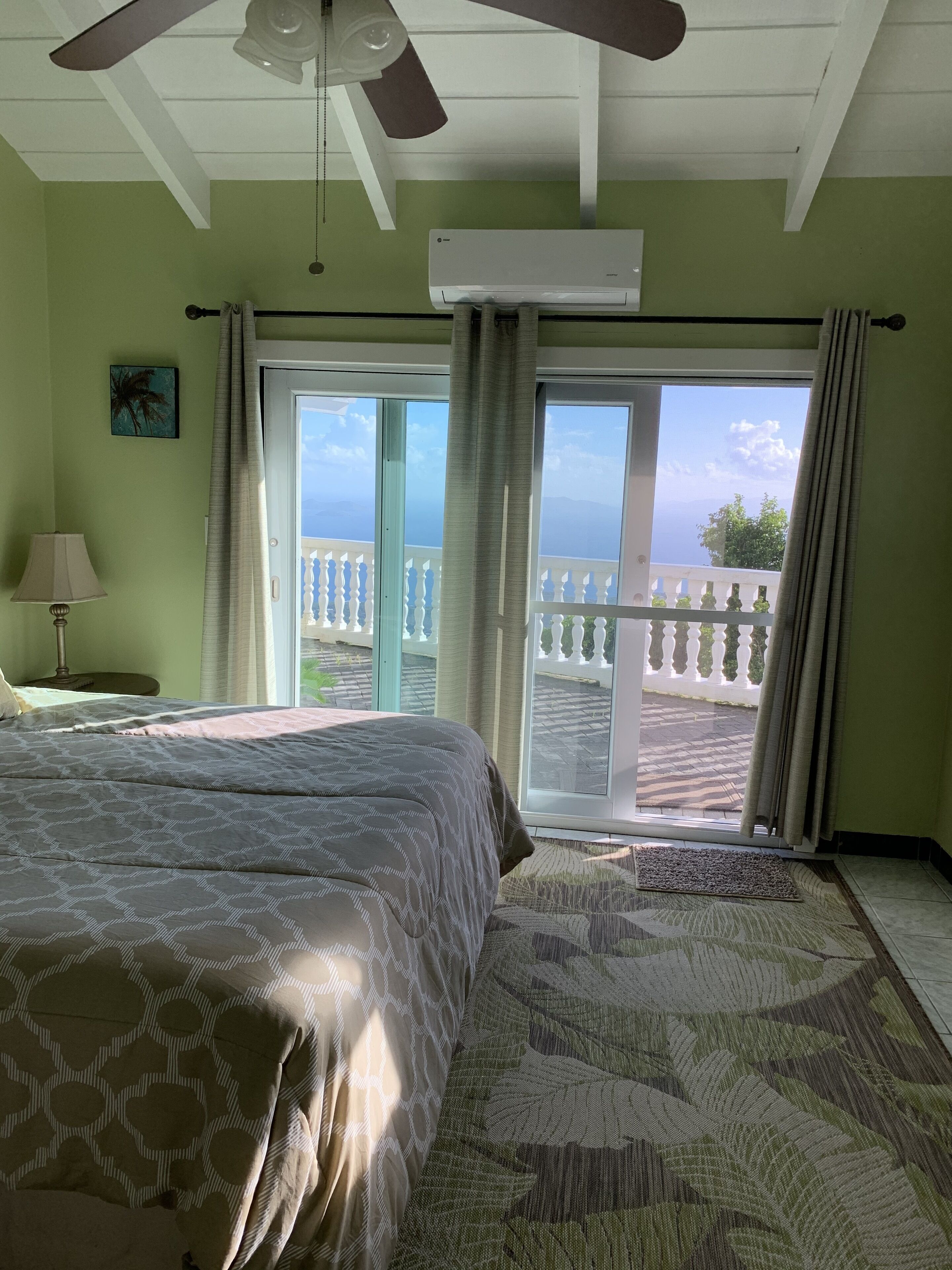 House 3 Bedrooms | Seprai premium, tempat tidur Select Comfort, dan brankas