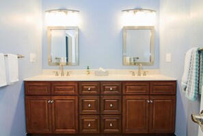 Separate tub and shower, jetted tub, free toiletries, hair dryer