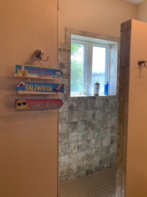 Comfort House | Bathroom | Separate tub and shower, jetted tub, free toiletries, hair dryer - Casa Cielo (St. Thomas)