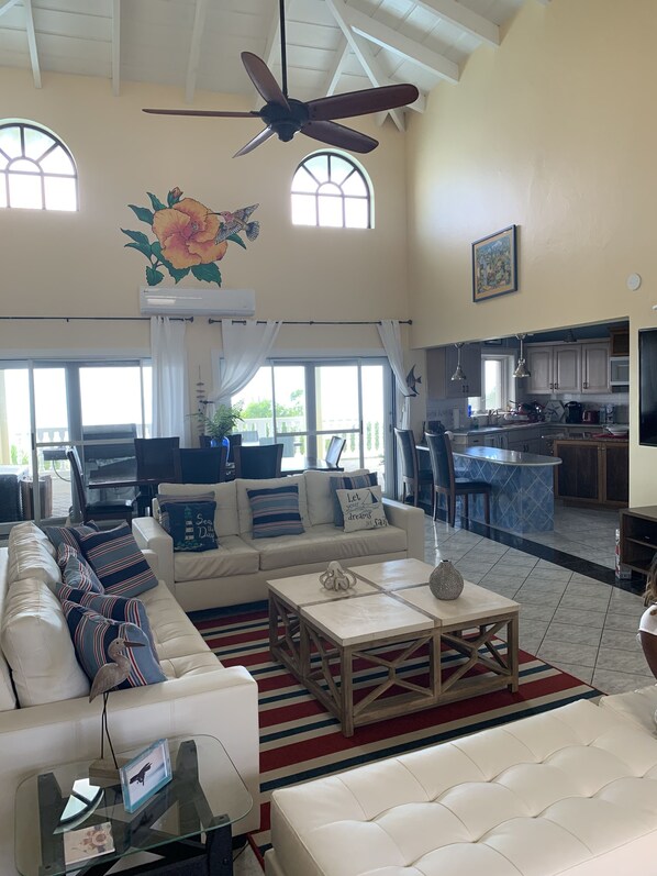House 3 Bedrooms | Oleskelualue | Taulutelevisio