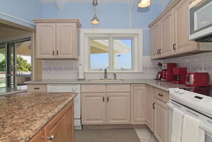 House 3 Bedrooms | Private kitchen | Full-size fridge, microwave, oven, stovetop - Casa Cielo (St. Thomas)
