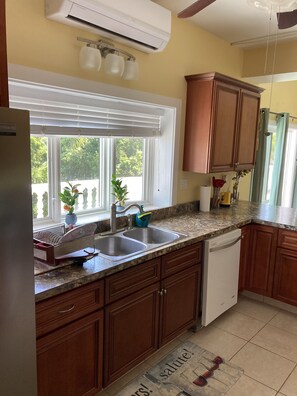 Comfort House | Private kitchen | Full-size fridge, microwave, oven, stovetop