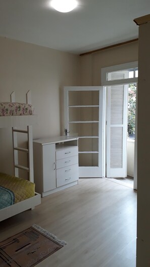 3 quartos, ferros/tábuas de passar roupa, Wi-Fi, roupa de cama