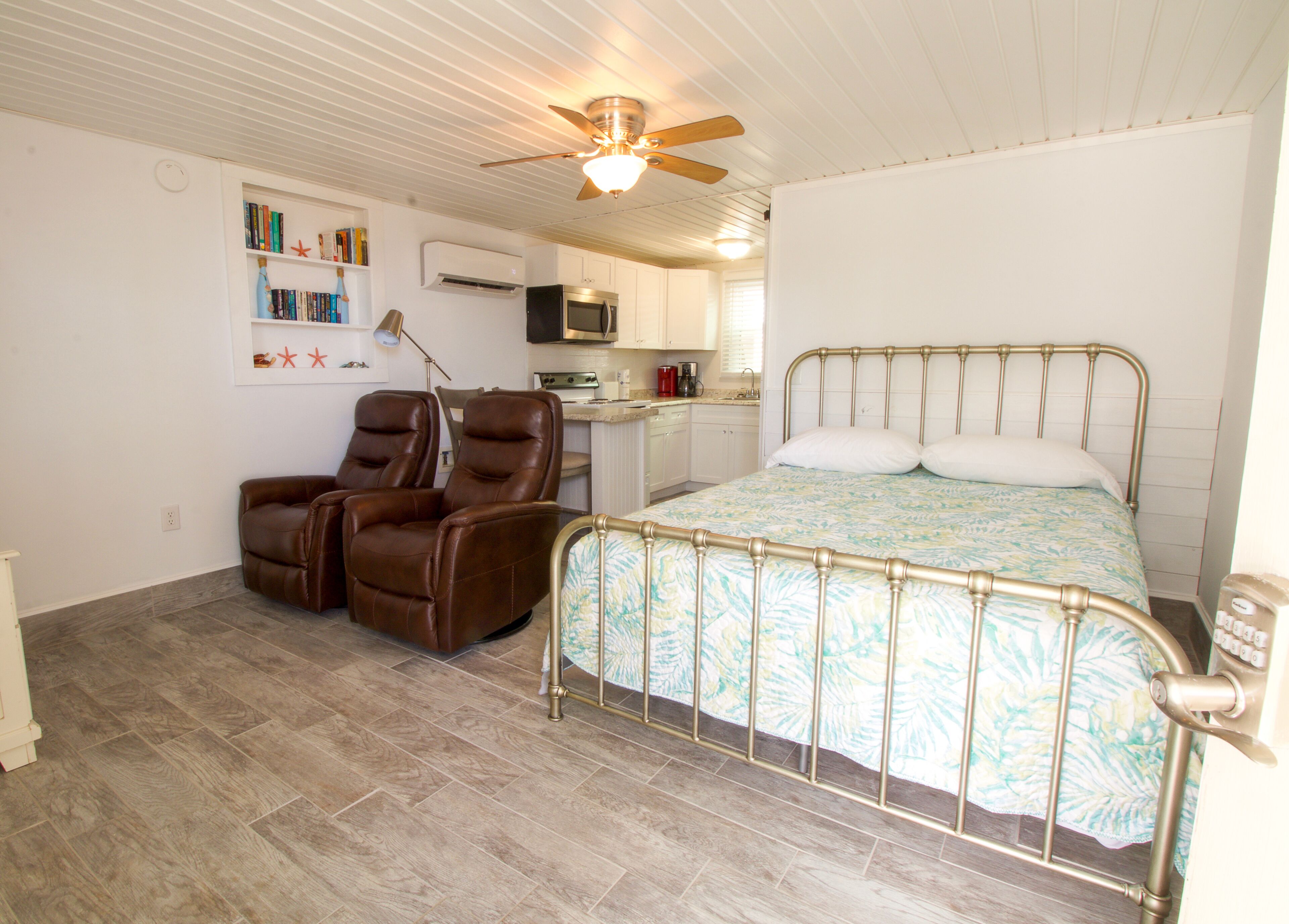 UNIT #2 Crystal Shores Cozy Ocean Front Cottage