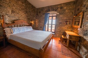 Habitación doble | Caja de seguridad en la habitación y tabla de planchar con plancha 