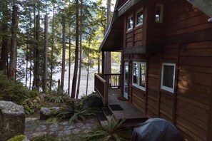 Terrace/patio - Waterfront Classic Cabin -  Romantic Seclusion! (Madeira Park)