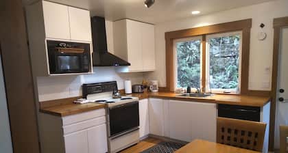 Waterfront Classic Cabin - Romantic Seclusion!