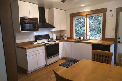 Waterfront Classic Cabin -  Romantic Seclusion!