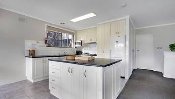 Apartment, 3 Bedrooms, Lake View | Private kitchen