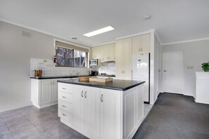 Leilighet, 3 soverom, utsikt mot innsjø | Eget kjøkken | Kjøleskap, mikrobølgeovn, ovn og kokeplater