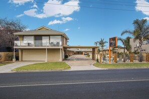 Exterior - Hybiscus Waterfront Apartments (Lakes Entrance)