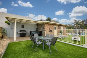 BBQ/picnic area - Hybiscus Waterfront Apartments (Lakes Entrance)