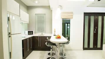 Réfrigérateur, micro-ondes, four, plaque de cuisson