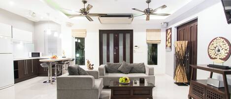 Een televisie en een stereo