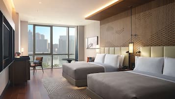 Kamar Deluks, 2 Tempat Tidur Queen, pemandangan danau | Seprai premium, selimut bulu angsa, busa memori, dan minibar