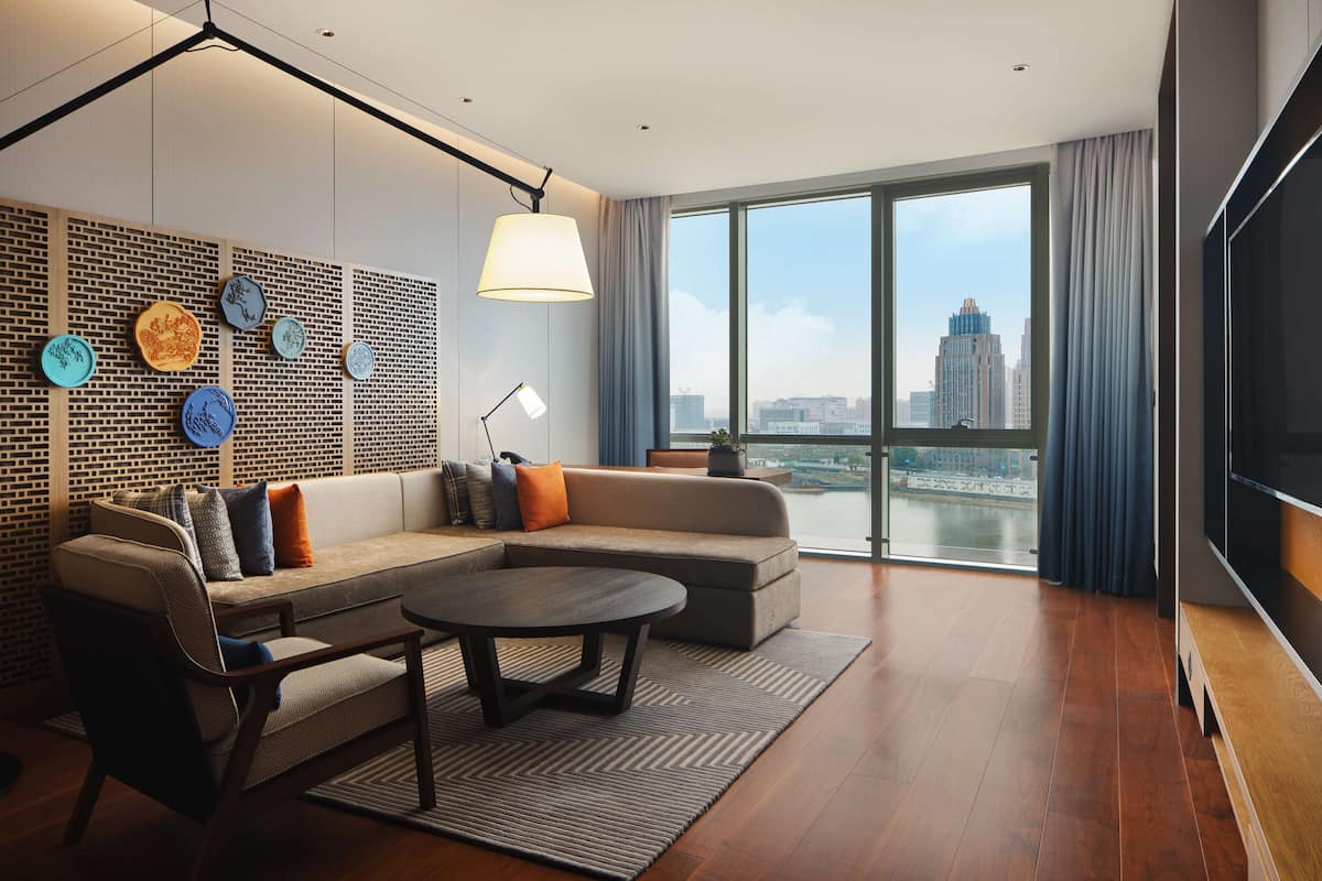 Premium suite, 1 kingsize bed, uitzicht op meer | Woonruimte | Een flatscreentelevisie