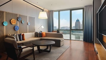 Deluxe Panorama Lake View Suite | Living area | Flat-screen TV